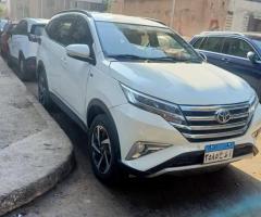 إيجار سيارة تويوتا راش الفخمة لأفضل الوجهات الصيفية. بالسائق