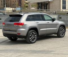 إيجار جراند شيروكي – SUV فاخرة لكل الطرق والمناسبات