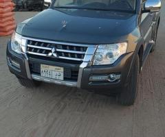 إيجار ليموزين فخمة ميتسوبيشي باجيرو مع سائق.