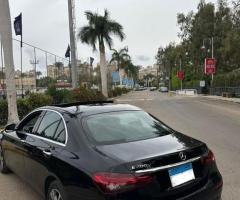تأجير مرسيدس E200 للسفر - الأناقة والراحة في رحلاتك