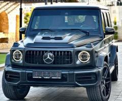 إيجار مرسيدس G-Class بالسائق: سيارة تليق بالمناسبات الخاصة والشخصيات الهامة.