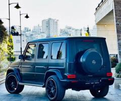 إيجار مرسيدس G-Class بالسائق: سيارة تليق بالمناسبات الخاصة والشخصيات الهامة.