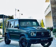 إيجار مرسيدس G-Class بالسائق: سيارة تليق بالمناسبات الخاصة والشخصيات الهامة.