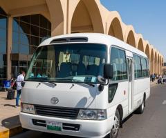 إيجار حافلة تويوتا كوستر بالسائق لتنقلات الموظفين والوفود.