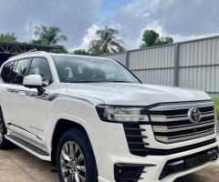 إيجار Toyota Land Cruiser بالسائق: القيادة الأسطورية تنتظرك.