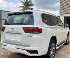 إيجار Toyota Land Cruiser بالسائق: القيادة الأسطورية تنتظرك.