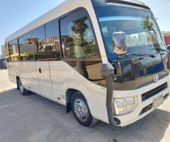 إيجار Toyota Coaster بالسائق: الأداء الذي يعتمد عليه لرحلاتك الجماعية.