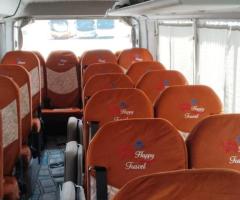 إيجار Toyota Coaster بالسائق: الأداء الذي يعتمد عليه لرحلاتك الجماعية.