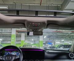 إيجار سيارة مرسيدس E200 بالسائق لمناسباتك الخاصة.