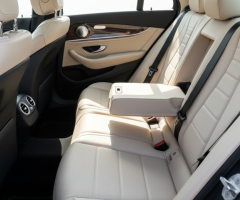 إيجار مرسيدس E200 بالسائق: وصولك الأنيق يبدأ معنا.