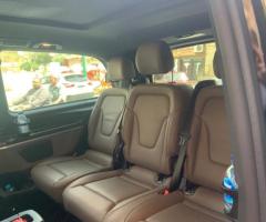 إيجار مرسيدس فيانو بالسائق: اترك القيادة واستمتع باللحظة.