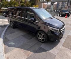 إيجار مرسيدس V250 بالسائق مع سائق محترف يضمن راحتك وأمانك