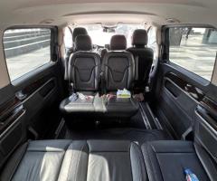 إيجار مرسيدس V250 بالسائق مع سائق محترف يضمن راحتك وأمانك