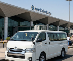 إيجار ميكروباص تويوتا هايس الحديث بالسائق: لتنقلات الشركات والرحلات العائلية الكبيرة.