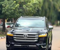 إيجار تويوتا لاند كروزر (Toyota Land Cruiser) - ملكة الدفع الرباعي والفخامة