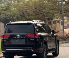 إيجار تويوتا لاند كروزر (Toyota Land Cruiser) - ملكة الدفع الرباعي والفخامة