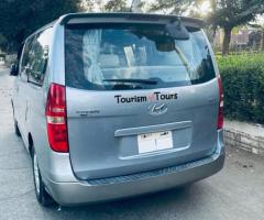 إيجار هيونداي H1 العائلية (9 راكب) - الحل العملي والمريح للعائلات والمجموعات!