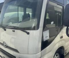 إيجار ميني باص تويوتا كوستر 24 راكباً لرحلات الشركات والمجموعات