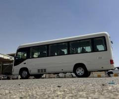 إيجار ميني باص تويوتا كوستر 24 راكباً لرحلات الشركات والمجموعات