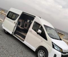 إيجار الهايس الجديدة بالسائق: لرحلات عائلية ومجموعات عمل بلا قلق.