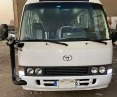 إيجار ميني باص تويوتا كوستر 24 راكباً لرحلات الشركات والمجموعات