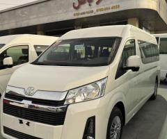 إيجار ميكروباص تويوتا هاي اس 14 راكباً لخدمة استقبال المطار من تورزم تورز