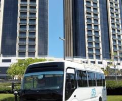 إيجار ميني باص تويوتا كوستر 24 راكباً لخدمة ليموزين المطار الجماعي من تورزم تورز