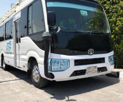 إيجار ميني باص تويوتا كوستر، يجمع بين السعة والراحة للمجموعات