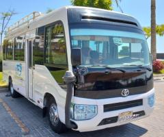 إيجار ميني باص تويوتا كوستر، يجمع بين السعة والراحة للمجموعات