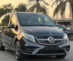 إيجار سيارة مرسيدس فيانو بالسائق لتجربة سفر خالية من أي قلق.