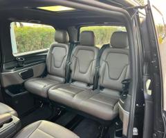 إيجار سيارة مرسيدس فيانو بالسائق لتجربة سفر خالية من أي قلق.