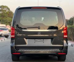 إيجار سيارة مرسيدس فيانو بالسائق لتجربة سفر خالية من أي قلق.