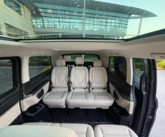 إيجار فيانو مرسيدس بالسائق الخاص: تجربة VIP لتنقلاتك الهامة.