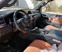 نحجزلك تنقلاً مثاليًا: لكزس 570 بالسائق لضمان سير جولاتك بسلاسة تامة.