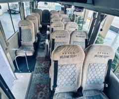 إيجار ميني باص تويوتا كوستر 24 فرد - الكفاءة اليابانية للنقل الجماعي