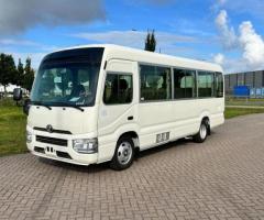 كوستر (Tourist Bus): الخيار الذكي للمجموعات التي لا تتجاوز 30 شخصاً. اقتصاد وراحة في آن واحد!