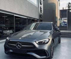 استمتع بأفخم استقبال من المطار… مرسيدس C180 الفاخرة بانتظارك!