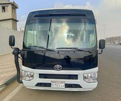 إيجار تويوتا كوستر الفخمة: رحلات آمنة ومريحة للمسافات الطويلة بالسائق الخاص.