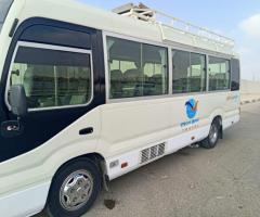 إيجار تويوتا كوستر الفخمة: رحلات آمنة ومريحة للمسافات الطويلة بالسائق الخاص.