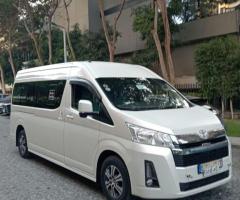 إيجار تويوتا هايس بالسائق لأطول مدة: خصومات حصرية بعقود مرنة.