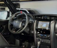 إيجار تويوتا فورتشنر بالسائق: موثوقية تويوتا وخدمة سائق متخصص في كل مكان.