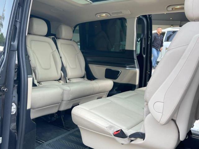 إيجار مرسيدس فيانو الفخمة بالسائق: حل النقل المثالي للمجموعات الصغيرة وكبار الشخصيات.