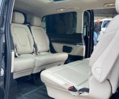 إيجار مرسيدس فيانو الفخمة بالسائق: حل النقل المثالي للمجموعات الصغيرة وكبار الشخصيات.