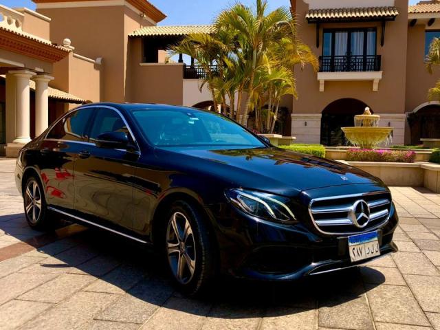 إيجار مرسيدس E200 بالسائق: استمتع برحلة آمنة ومريحة ودون عناء القيادة.