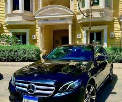 إيجار مرسيدس E200 بالسائق: استمتع برحلة آمنة ومريحة ودون عناء القيادة.