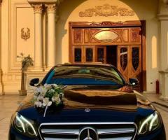 إيجار مرسيدس E200 بالسائق: استمتع برحلة آمنة ومريحة ودون عناء القيادة.