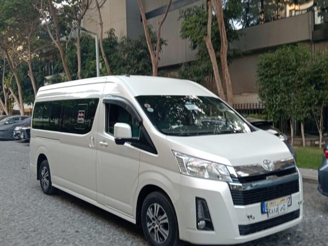 إيجار تويوتا هايس بالسائق: رحلات عائلية ومدرسية آمنة وموثوقة.