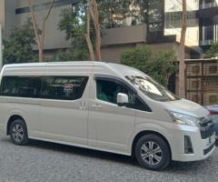 إيجار تويوتا هايس بالسائق: رحلات عائلية ومدرسية آمنة وموثوقة.