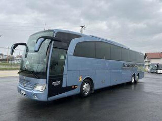 إيجار بأفضل الأسعار: باص مرسيدس، الحل المثالي والآمن للرحلات السياحية.