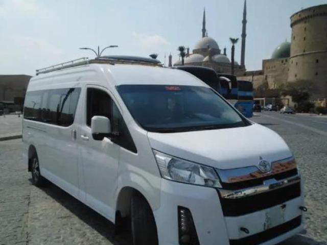 إيجار تويوتا هايس بالسائق: خدمة انتظار VIP لضيوفك في مطار سفنكس.